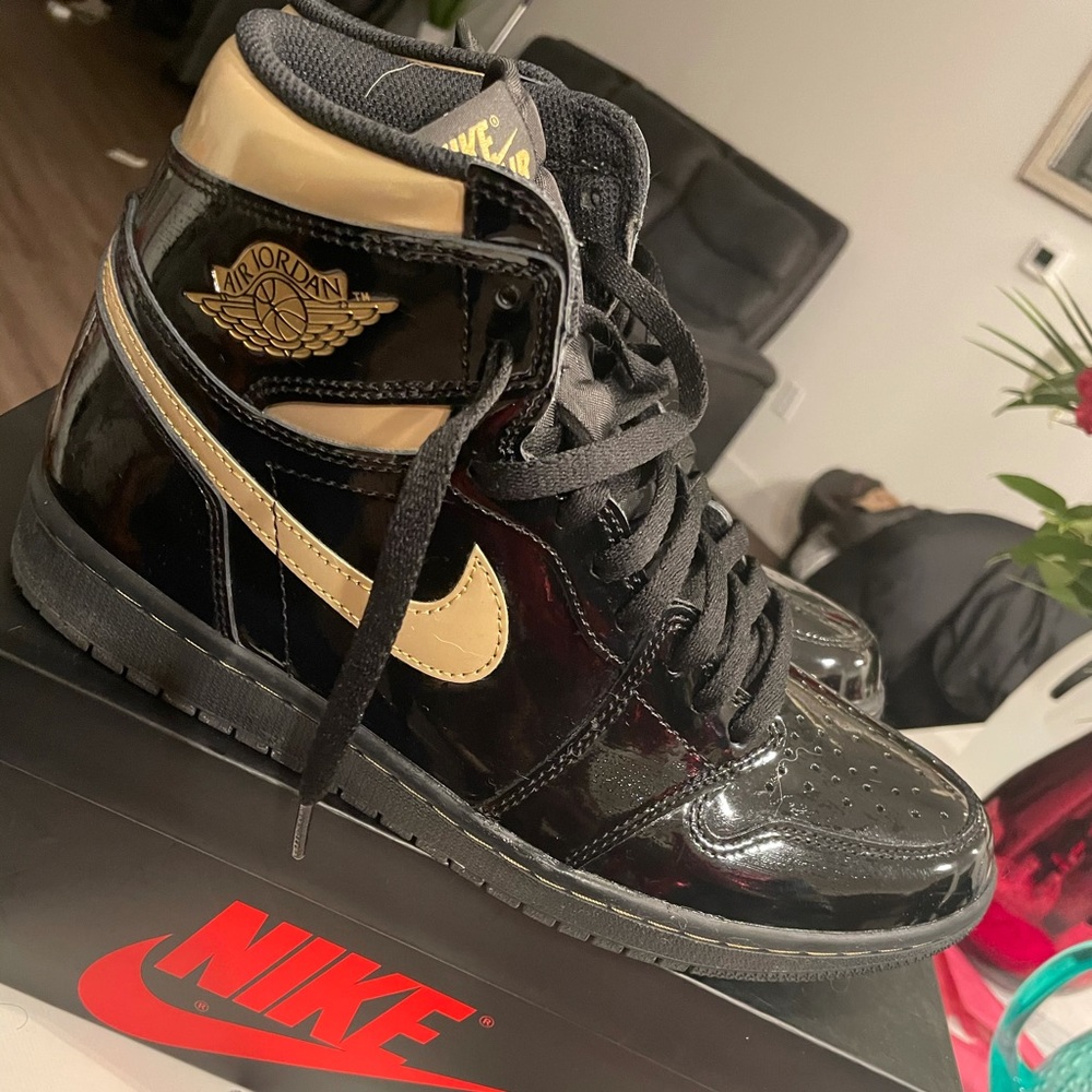 Jordan 1s they are in excellent condition!!
